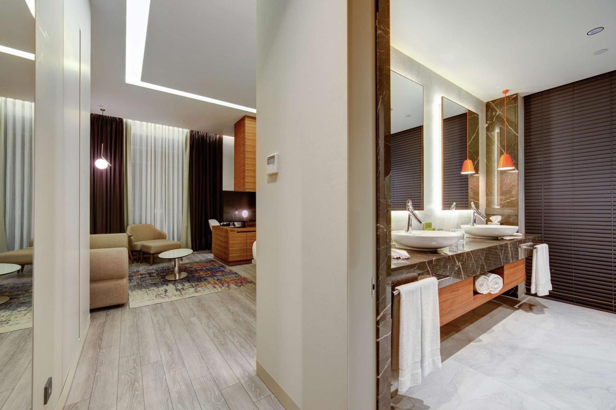 Deluxe Corner King Room